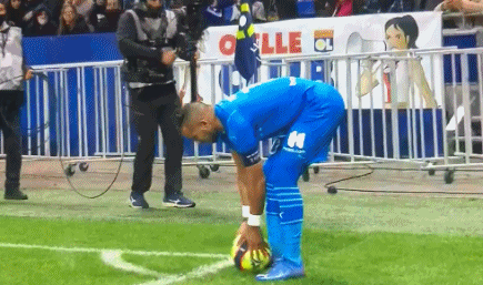 诺伊尔送礼+凯恩隐身！阿森纳3-1拜仁揭秘：欧冠5连胜靠的真是玄学？