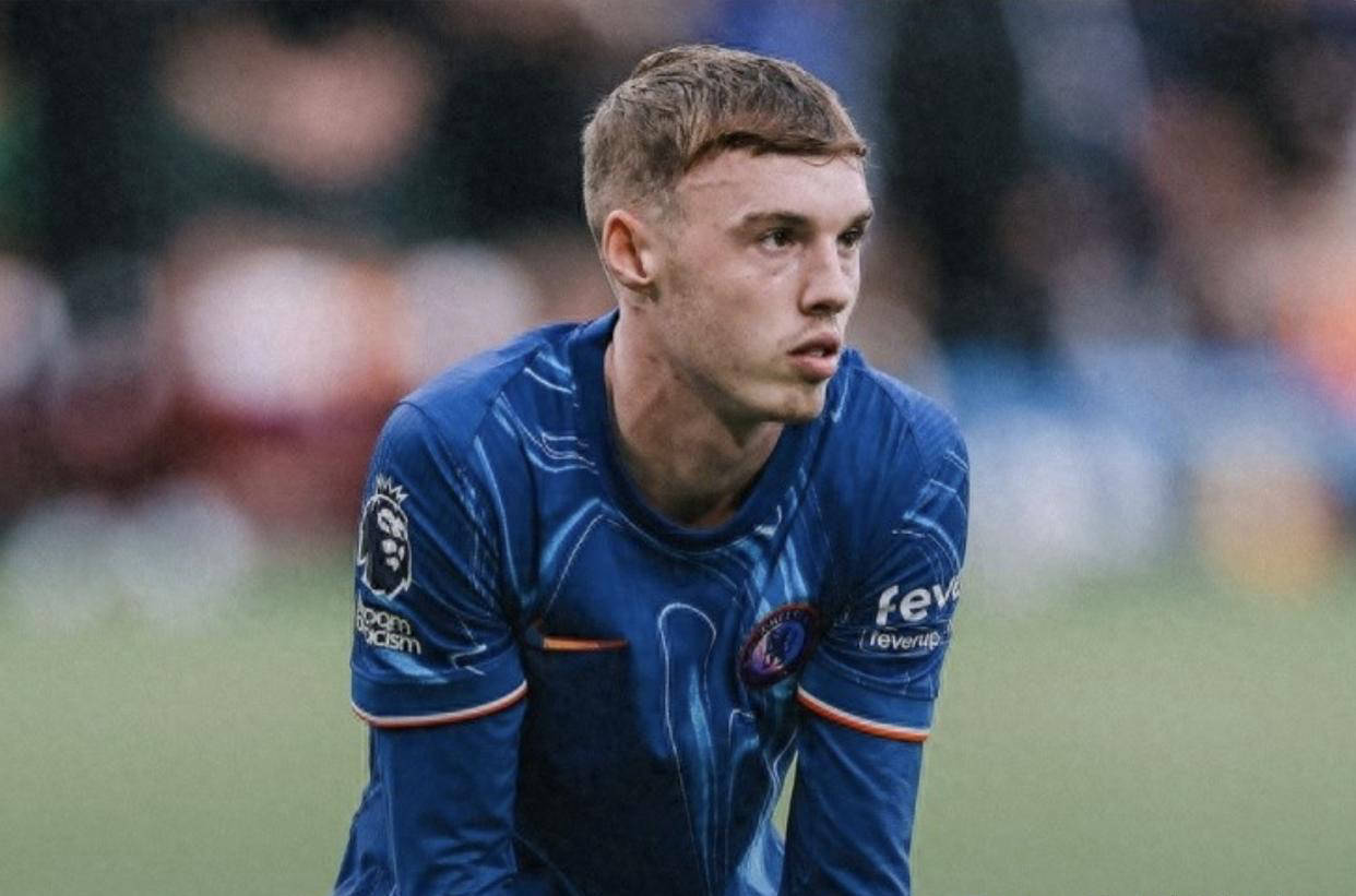 詹姆斯关键时刻连拿10分创赛季新高，头戴皇冠引球迷欢呼模仿（詹姆斯关键时刻连得10分刷新赛季新高，戴皇冠庆祝引爆球迷欢呼模仿）