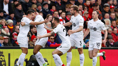 官方：沃尔夫斯堡临时主帅鲍尔转正，签约至27年6月（官宣：沃尔夫斯堡扶正临时主帅鲍尔，合同至2027年6月）