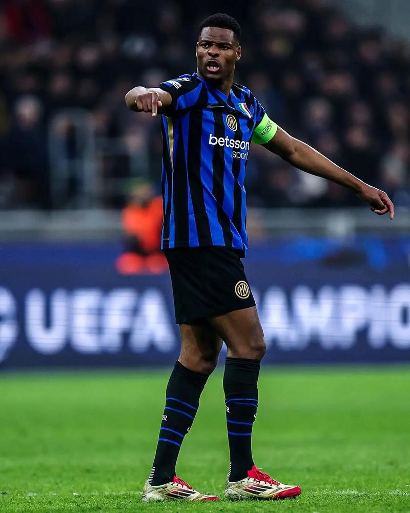 队报：里昂以750万签下捷克国脚攻击手舒尔茨