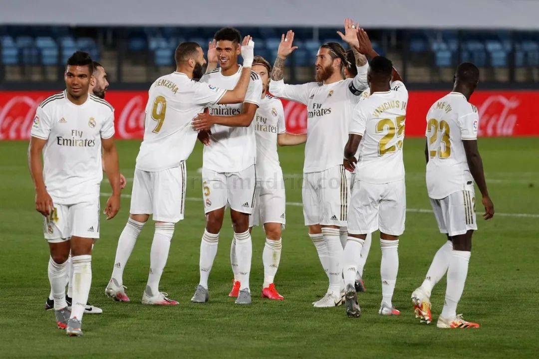 经典回顾：3年前的今天！阿根廷击败法国捧杯，梅西首获世界杯（三年前的今天：阿根廷力克法国加冕，梅西收获生涯首座世界杯）