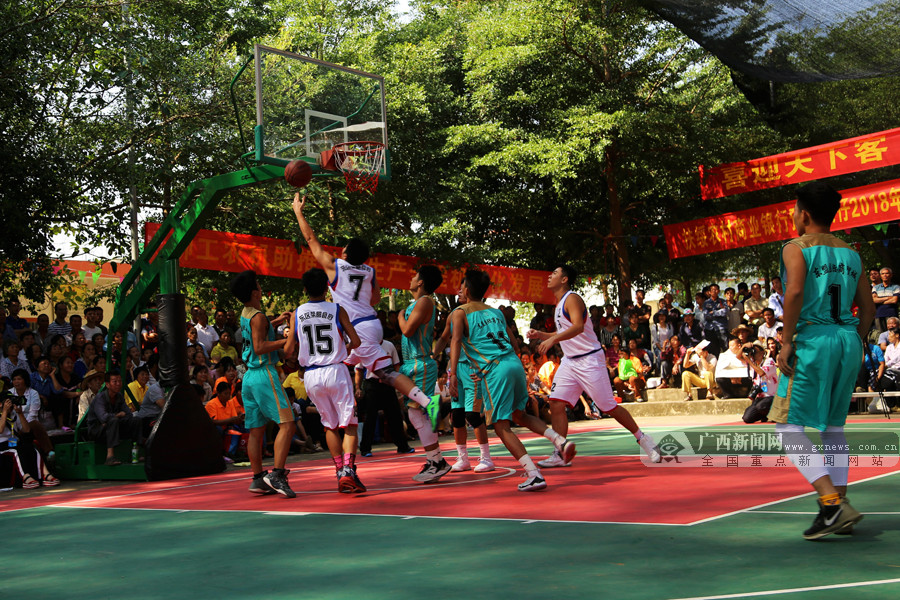 每体：莱万经纪人扎哈维与拉波尔塔以及弗里克在伦敦会面（每体：莱万经纪人扎哈维在伦敦与拉波尔塔、弗里克会晤）