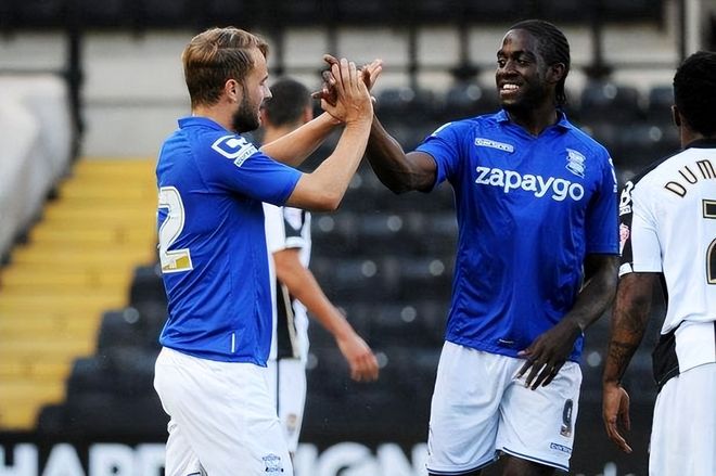 阿森纳签下厄瓜多尔双胞胎球员，未来有望助力球队夺冠，彰显俱乐部长期发展策略。（阿森纳官宣引进厄瓜多尔双胞胎新星，助力冲冠并凸显俱乐部长远布局）