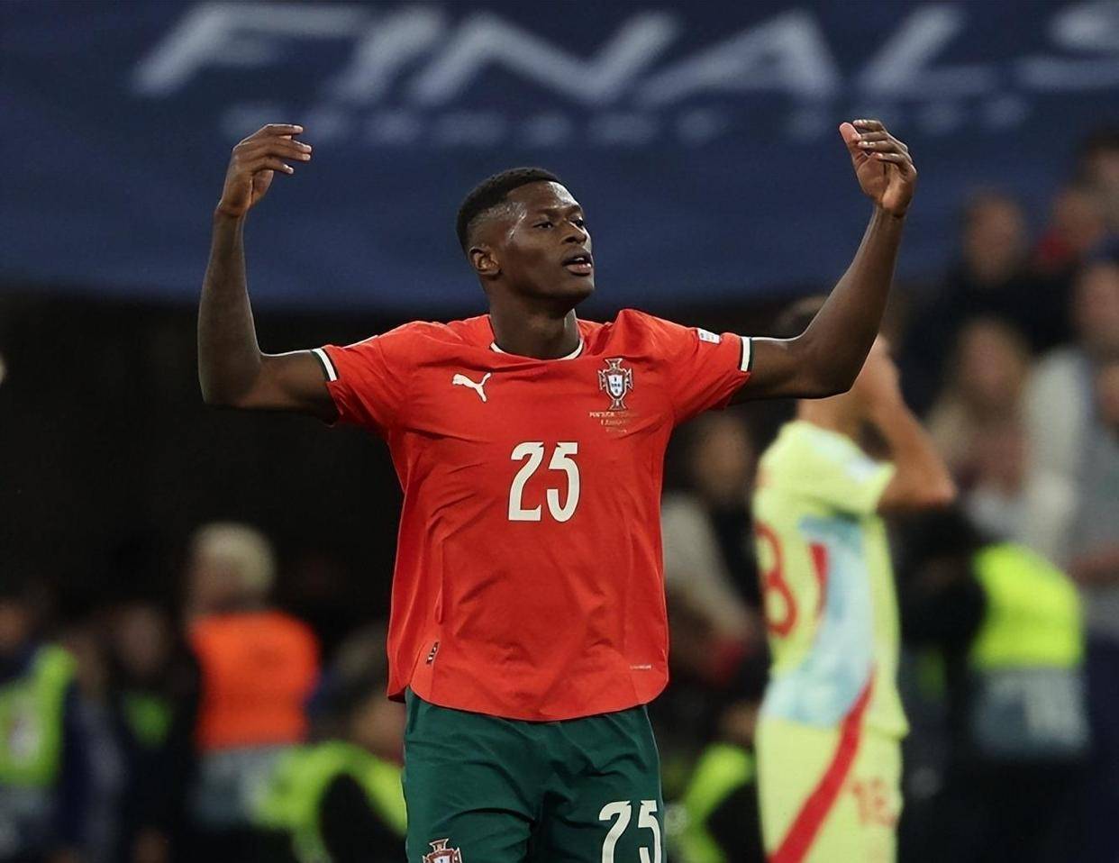 字母哥缺阵进攻受阻！波蒂斯扛起进攻大旗，雄鹿仅得101分（阿德托昆博缺席火力受限，波蒂斯独挑大梁，雄鹿仅拿101分）