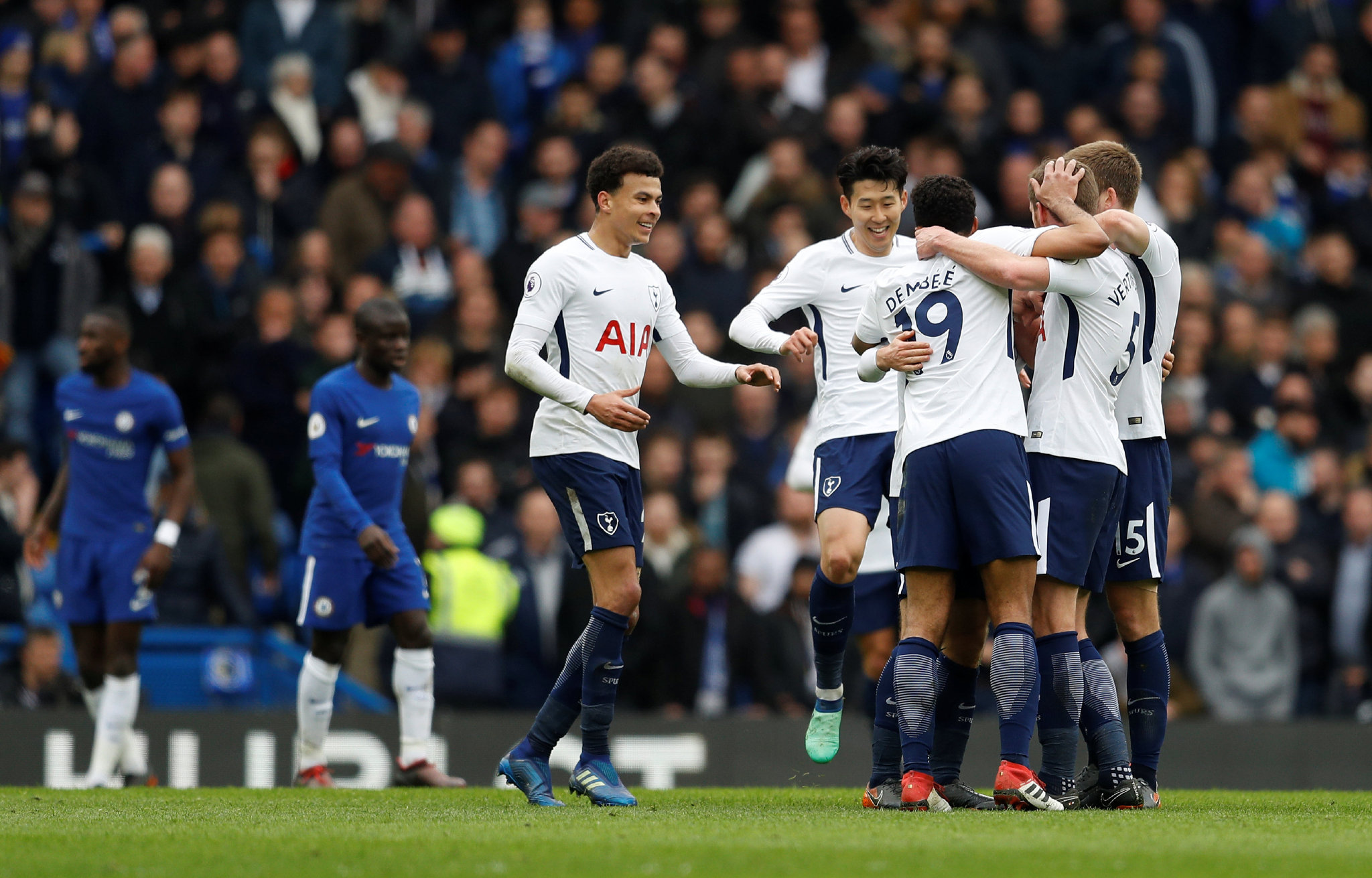 足球曝英超多队将出售核心以平衡财政（曝英超多队拟出售核心球员以缓解财务压力）