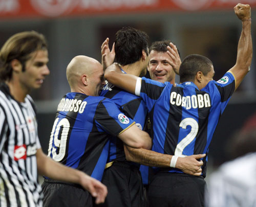 前锋关键射门锁定胜局（前锋致胜一击锁定胜利）