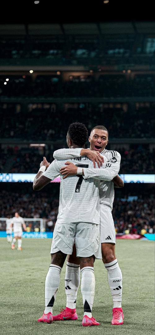 范戴克：与远藤航聊了世界杯分组，日本优秀球员众多极具实力（范戴克：和远藤航聊到世界杯分组，日本好手云集战力强劲）