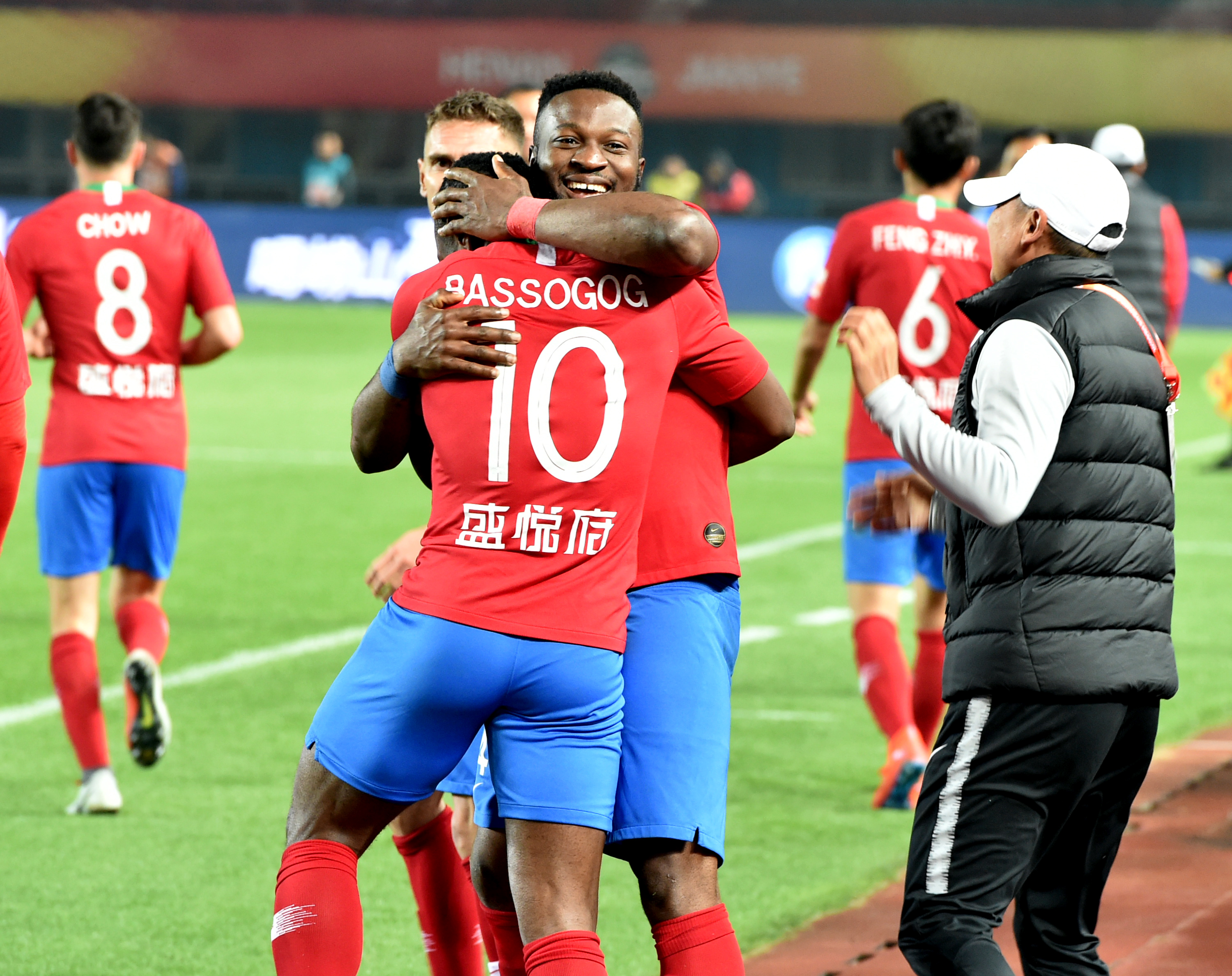 帕斯精彩晃动转身让老大哥劳塔罗滑倒（帕斯炫技转身过人，老大哥劳塔罗被晃倒）